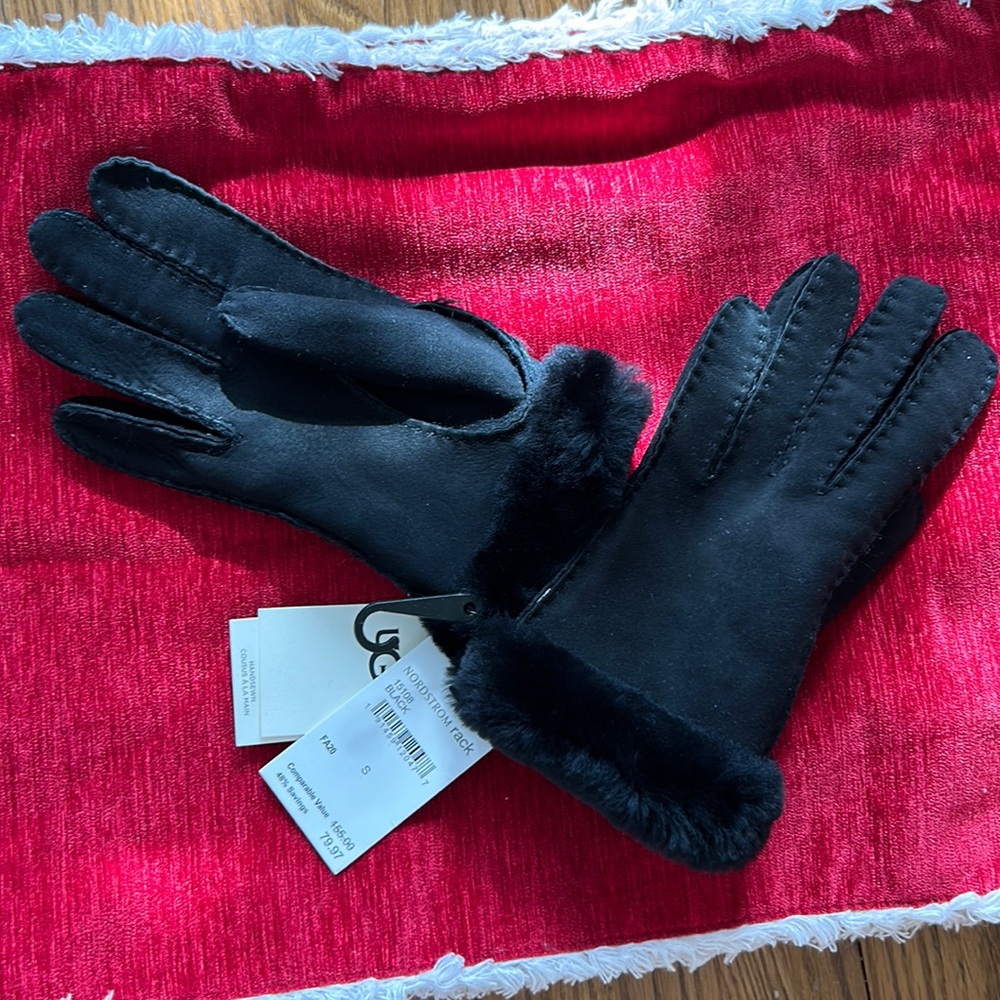 UGG Elegant Black Fur-Trimmed Gloves